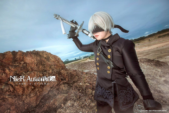 Обои картинки фото разное, маски,  карнавальные костюмы, 9s, андроид, мальчик, оружие, скала