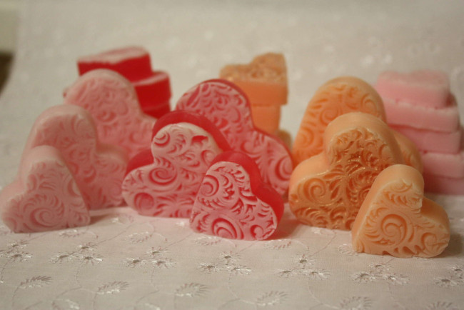 Обои картинки фото разное, косметические средства,  духи, мыло, цвета, сердечки