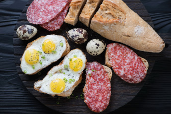 Картинка еда яичные+блюда яичница глазунья перепелиные яйца багет колбаса