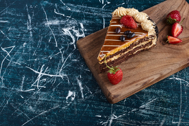 Обои картинки фото еда, торты, шоколадный, торт, клубника, крем