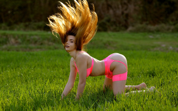Картинка девушки -+рыжеволосые+и+разноцветные рыжая белье чулки лужайка