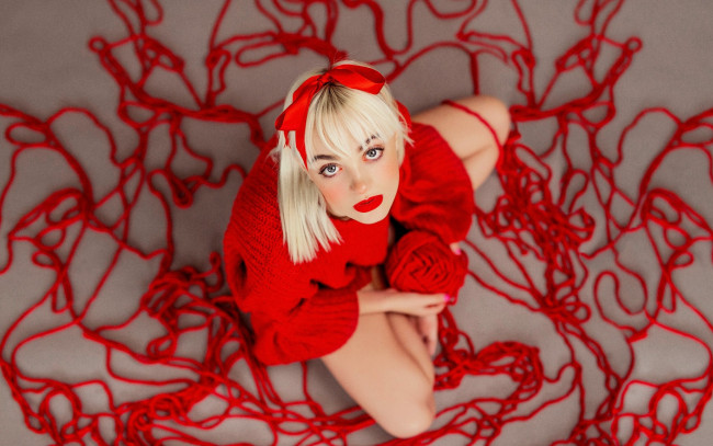 Обои картинки фото девушки, - блондинки,  светловолосые, блондинка, свитер, клубок, нитки