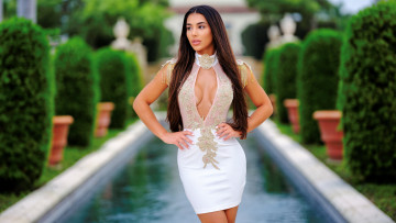 Картинка девушки -+брюнетки +шатенки девушка позирует