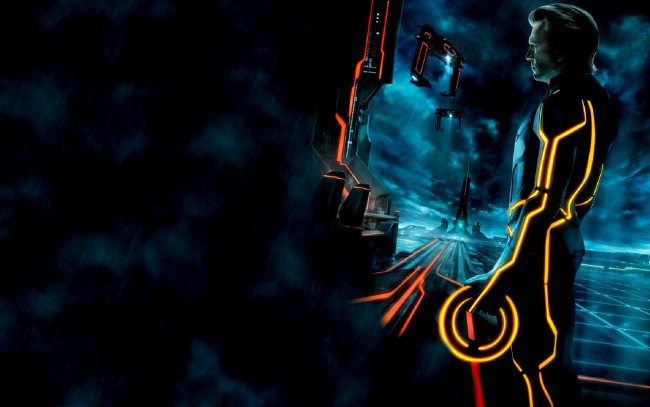 Обои картинки фото кино фильмы, tron legacy, мужчина, костюм, диск, неон