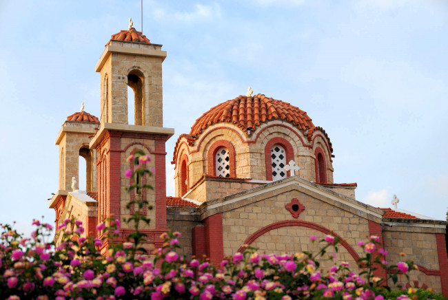 Обои картинки фото пафос,  республика кипр, города, - православные церкви,  монастыри, церковь, храм, цветы, кусты