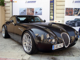 Картинка автомобили выставки уличные фото