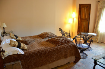 Картинка интерьер спальня кровать лампа дверь подушки