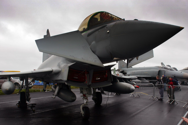 Обои картинки фото авиация, боевые, самолёты, стоянка, истребитель