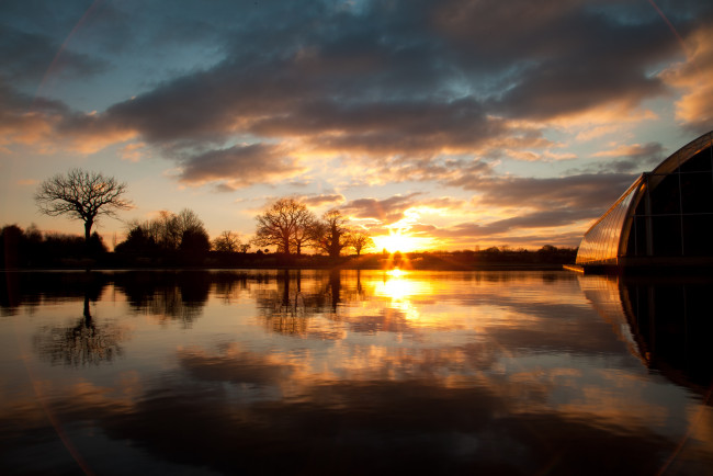 Обои картинки фото природа, восходы, закаты, вода, пейзаж, поля, река, горы, тучи, облака, солнце, вечер