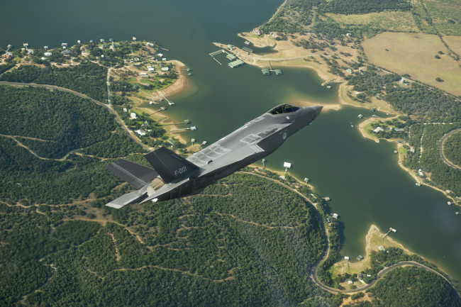 Обои картинки фото авиация, боевые самолёты, самолет, дороги, леса, деревья, река, море, пейзаж, панорама, полет, бомбардировщик, lightning, ii, f-35