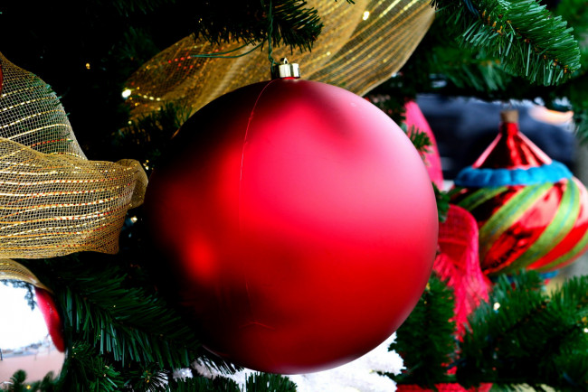 Обои картинки фото праздничные, шары, алый