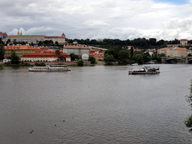 Обои картинки фото города, прага , Чехия, река, прогулочные, влтава, корабли