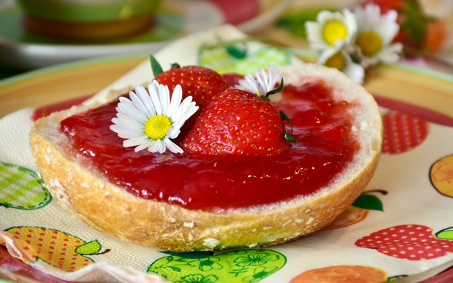 Обои картинки фото еда, бутерброды,  гамбургеры,  канапе, ромашка, клубника, бутерброд, джем, булочка