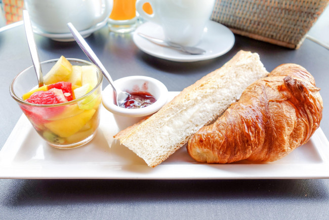 Обои картинки фото еда, хлеб,  выпечка, круассан, варенье