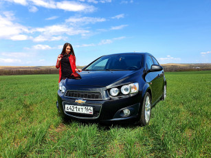 Картинка автомобили -авто+с+девушками chevrolet aveo