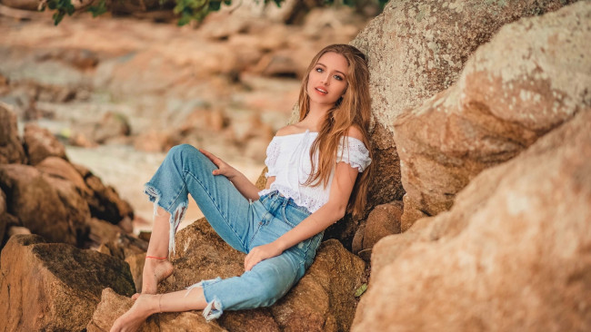 Обои картинки фото девушки, - блондинки,  светловолосые, русая, блузка, джинсы, скалы
