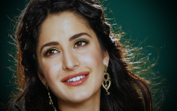 Картинка девушки katrina+kaif лицо улыбка серьги