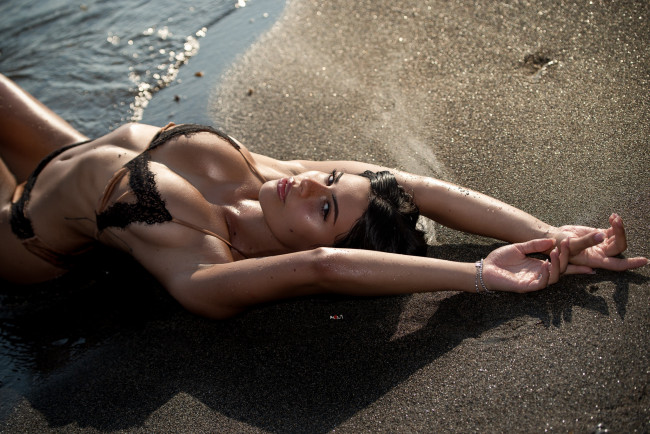 Обои картинки фото девушка - girl, девушки, - брюнетки,  шатенки, девушка, брюнетка, сексуальная, милая, модель, красивая, супер, сладкая, лапочка, симпатичная, классная, нежная, идеальная, няша, яркая, игривая, великолепная, обаятельная, жгучая, спокойная, удивительная