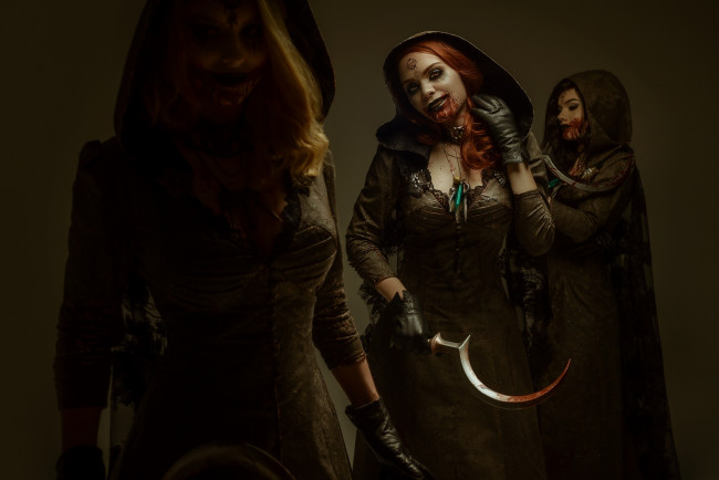 Обои картинки фото девушки, - креатив,  косплей, серпы, кровь, сестры, вампиры