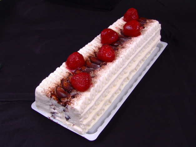 Обои картинки фото еда, торты, бисквитный, торт, клубника