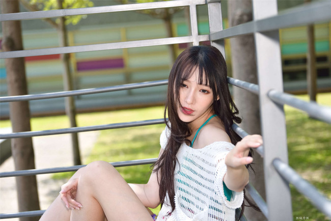 Обои картинки фото девушки, zhengmei bibi, азиатка, ограда, топ, сетка