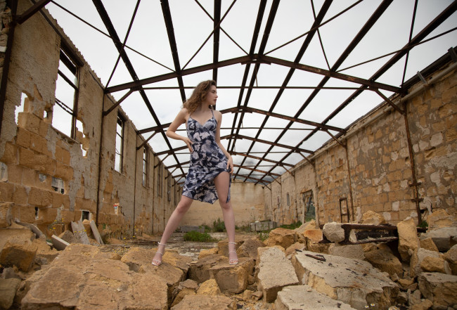 Обои картинки фото бестия, девушки, - брюнетки,  шатенки, девушка, женщина, шатенка, темноволосая, сексуальная, модель, звезда, позирует, разная, обувь, верхняя, стильная, одежда, нижнее, эротическое, бельё, трусы, лифчик, колготки, чулки, аксессуары, макияж, и, множество, элементов, на, фотографии