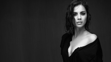 Картинка девушки -+черно-белые брюнетка туника