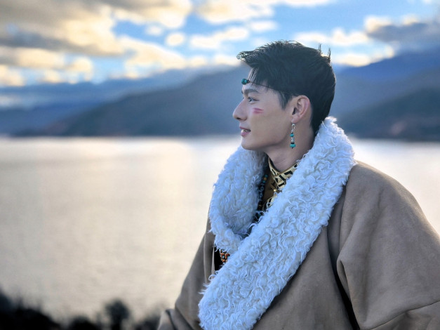 Обои картинки фото мужчины, wang zhuocheng, актер, наряд, этника, панорама