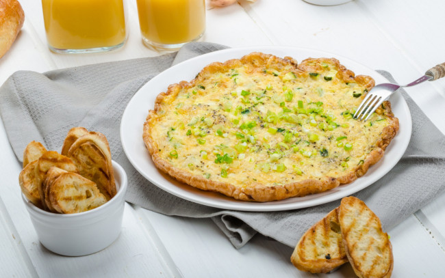 Обои картинки фото еда, яичные блюда, тосты, омлет, зеленый, лук