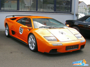 Картинка автомобили выставки уличные фото