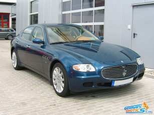 Картинка автомобили выставки уличные фото