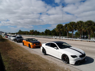 Картинка автомобили выставки уличные фото