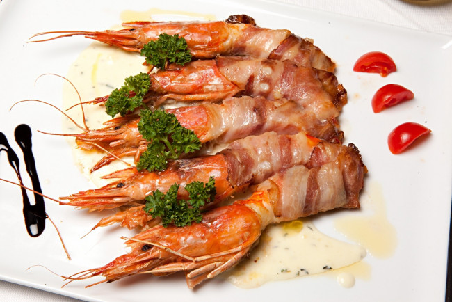 Обои картинки фото еда, рыба, морепродукты, суши, роллы, блюдо, креветки, балык, петрушка