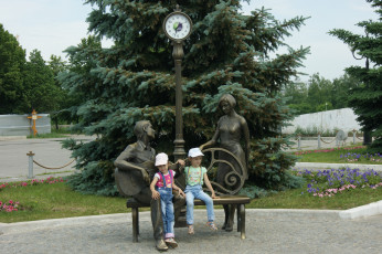 Картинка таааак это кто такие ой ты уже здесь дорогая сейчас тебе все объясню юмор приколы небо цветы газон дети статуя елка