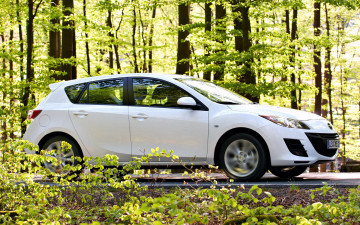 Картинка автомобили mazda листва