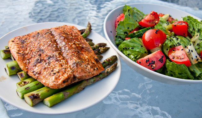 Обои картинки фото еда, разное, рыба, спаржа, салат, помидоры