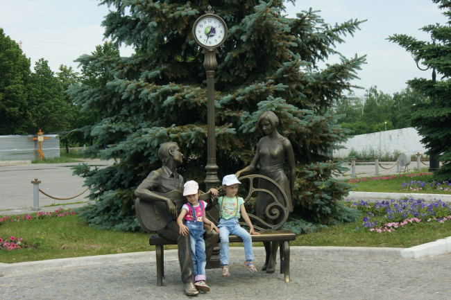 Обои картинки фото таааак, это, кто, такие, ой, ты, уже, здесь, дорогая, сейчас, тебе, все, объясню, юмор, приколы, небо, цветы, газон, дети, статуя, елка