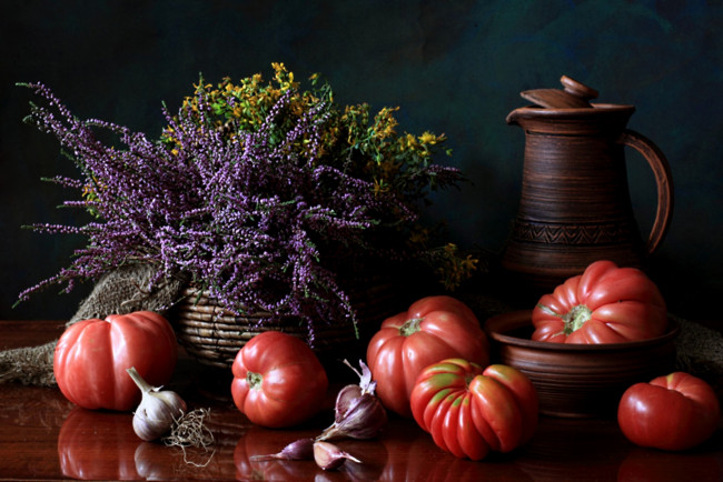 Обои картинки фото еда, натюрморт, вереск, кувшин, помидоры, чеснок
