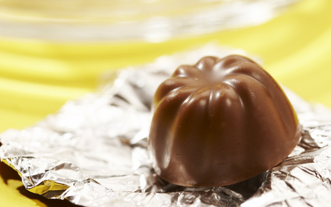 Обои картинки фото еда, конфеты, шоколад, сладости, конфета, обертка, фольга