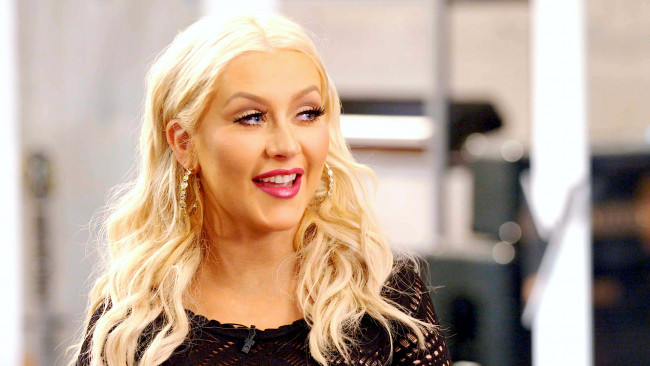 Обои картинки фото музыка, christina aguilera, серьги, улыбка, блондинка, певица, кристина, агилера