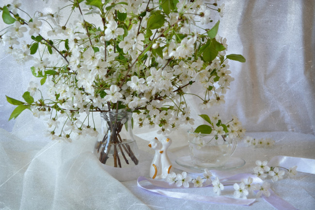 Обои картинки фото цветы, сакура,  вишня, вишня, ветки, статуэтка, котята