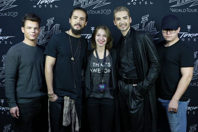 Обои картинки фото музыка, tokio hotel, улыбки, поклонница, группа