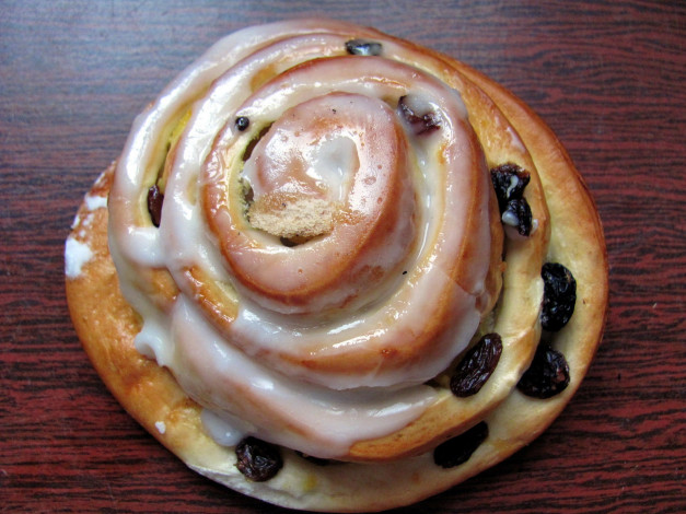 Обои картинки фото еда, хлеб,  выпечка, булочка, изюм, глазурь