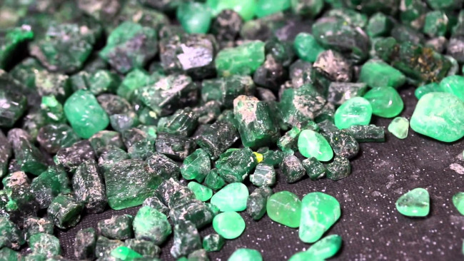 Обои картинки фото природа, камни,  минералы, изумруды
