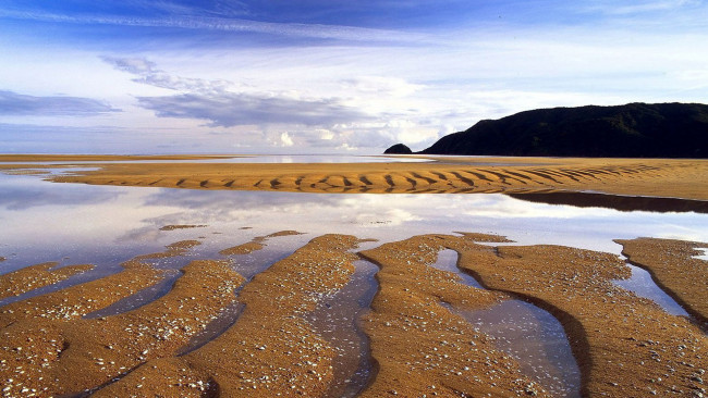 Обои картинки фото природа, побережье, озеро, гора, песок, облака, небо