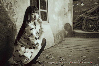 Картинка календари компьютерный+дизайн сидеть здание окно стена девушка азиатка