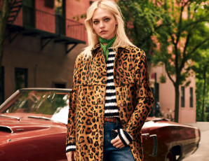 Картинка девушки саша+пивоварова модель блондинка плащ свитер джинсы машина улица