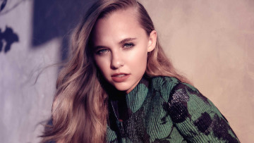 Картинка девушки madison+iseman блондинка лицо куртка