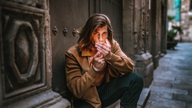 Обои картинки фото мужчины, - unsort, куртка, взгляд, поза