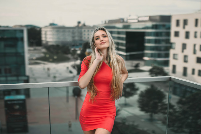 Обои картинки фото девушки, - блондинки,  светловолосые, девушка, красное, платье, балкон, стекло, город